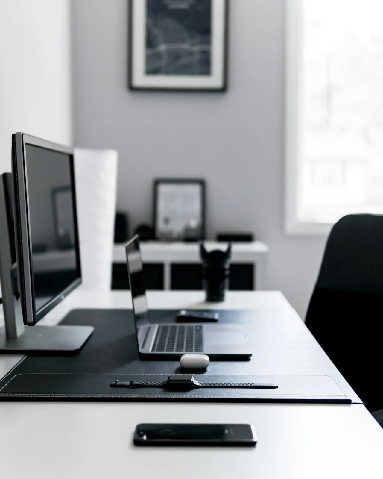 Ordinateur portable et écrans dans un espace de travail