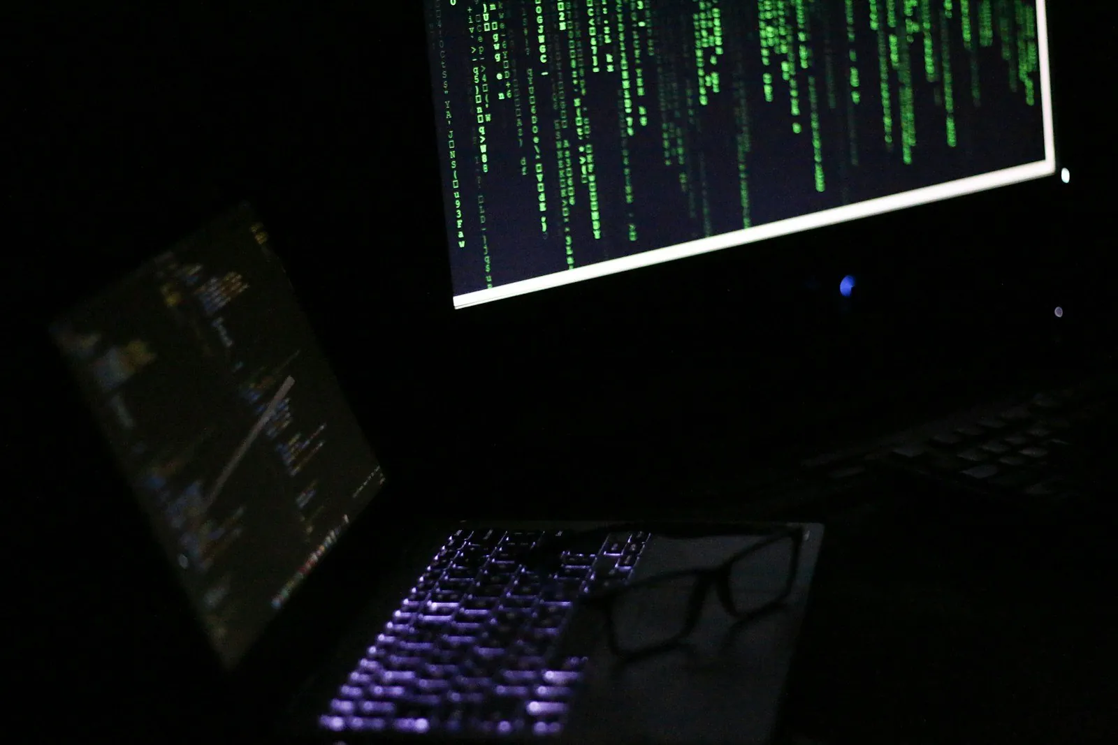 Bildschirme mit Computercode auf einem Desktop