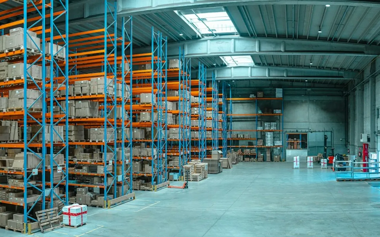 Rayonnages métalliques et cartons dans un entrepôt