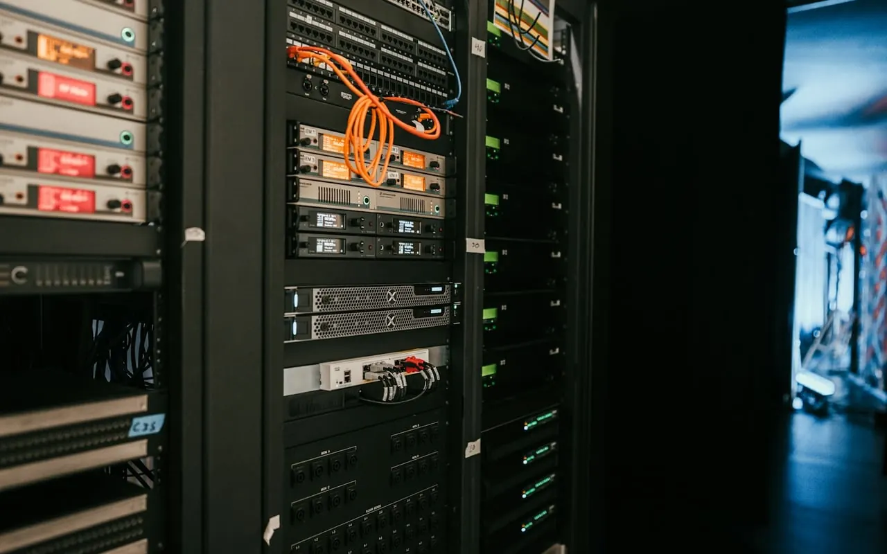 Baie de serveurs et câbles dans une salle informatique