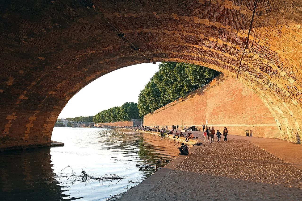 Toulouse · sous une arche du Pont-Neuf
