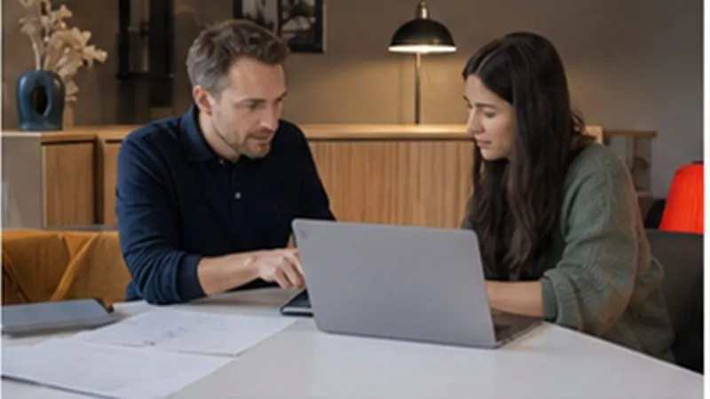 Équipe organisant les priorités d’un projet de site internet