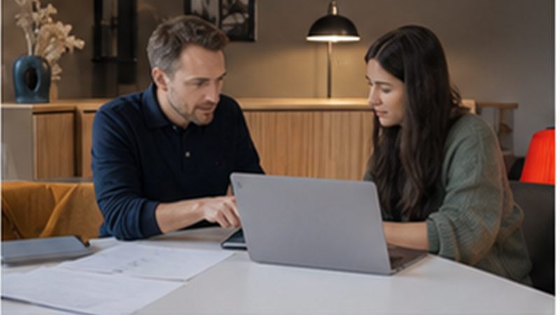 Equipe en train de travailler sur un projet numerique