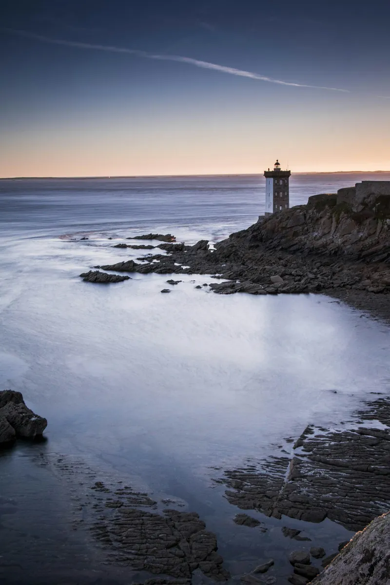 Le phare de Kermorvan sur la côte rocheuse au Conquet, photographié par Mathieu Le Roux
