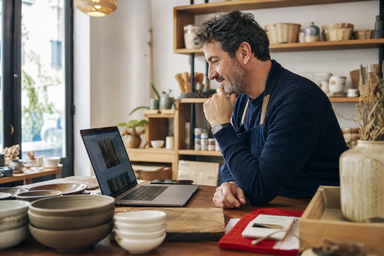 Artisan consultant le site internet de son activité locale